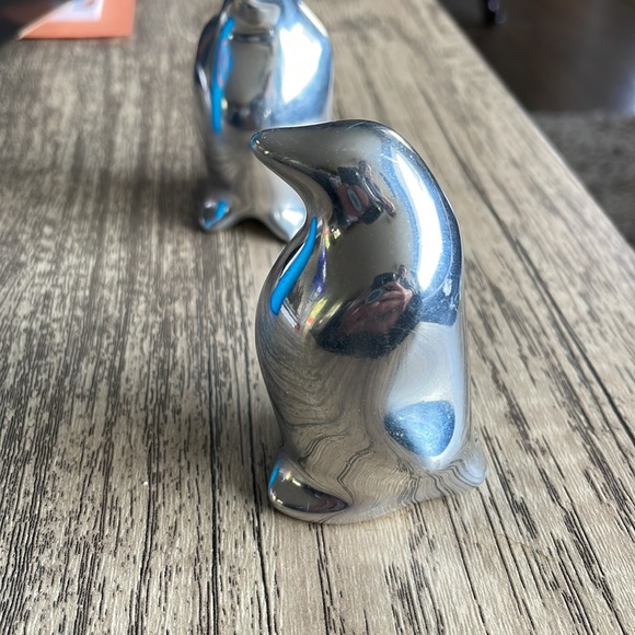 Beautiful pewter penguin pair Made in Canada 🇨🇦 - Picture 2 of 2